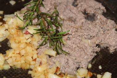 Schwäbische Leberwurst mit Zwiebeln und Apfel