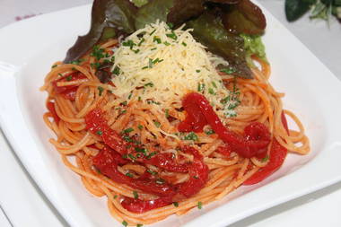 Spaghetti mit geschmorten Paprikastreifen