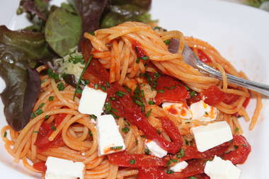 Spaghetti mit Paprika und Schafskäse