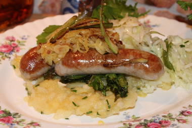 Kalbsbratwürste mit Schwäbischem Kartoffelsalat und Krautsalat