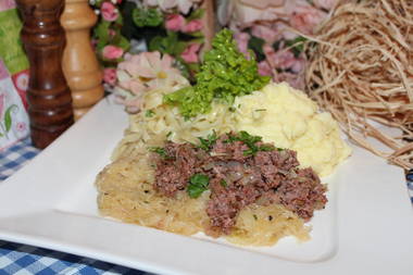 Geräucherte Leberwurst mit Zwiebeln und Schwarzwälder Speck