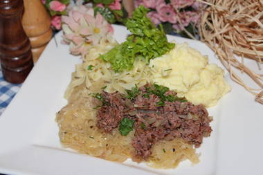 Geräucherte Leberwurst mit Bratapfel und Schwarzwälder Speck