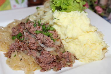 Geräucherte Leberwurst mit Feigen, Zwiebeln und Schwarzwälder Speck