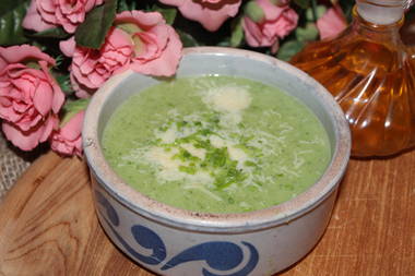 Broccolisuppe mit Parmesan