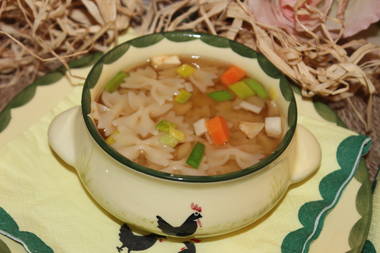 Nudelsuppe mit Hühnerbrühe und Schleifchennudeln