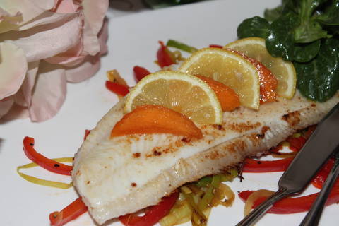 Seezunge ganz mit Kakifilets
