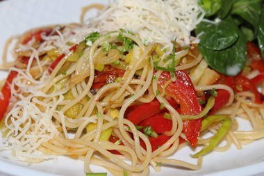 Curry Spaghetti mit Paprikastreifen