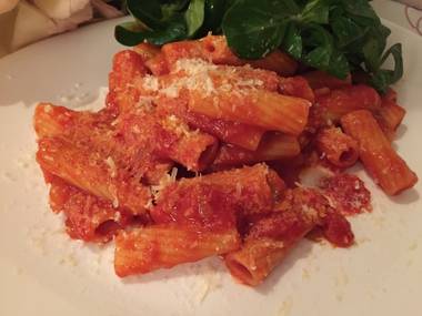 Röhrennudeln mit frischen Tomaten und Bauernbutter