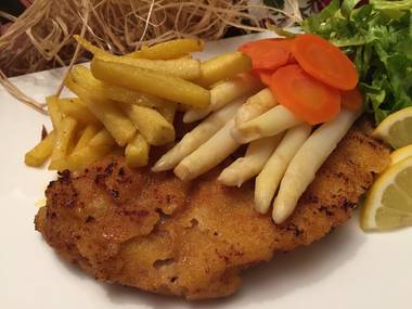 Kalbschnitzel paniert mit frischen Spargel