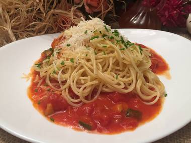 Butterspaghetti auf Paprika-Zucchini-Ragout