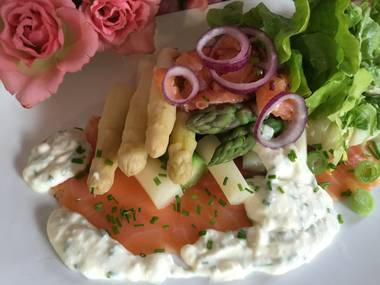 Spargel-Duo mit geräuchertem Wildlachs und Joghurt Dipp