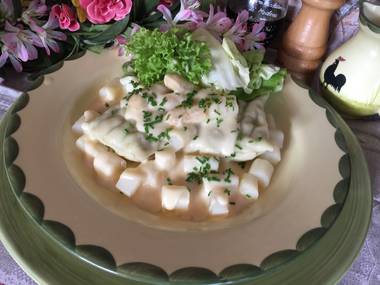 Schwäbische Maultaschen mit Spargel und Käsesoße