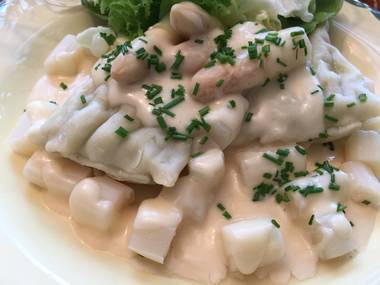 Schwäbische Maultaschen mit Spargel und Blauschimmel-Käsesoße