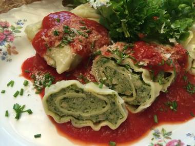 Schwäbische Maultaschen mit Tomaten-Kräuter-Sardellensoße