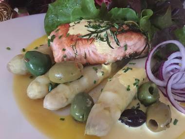 Lachs mit frischen Spargel und Majonaisesoße