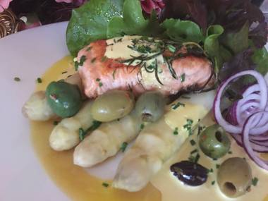 Lachs mit Spargel, Oliven-Majonaise-Soße und Olivenvariation