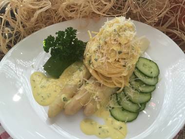 Spargel mit  cremigen Sahnespaghetti