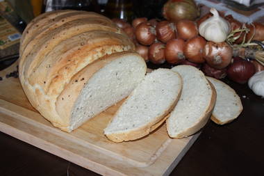 Joghurt-Weißbrot mit Schnittlauch 