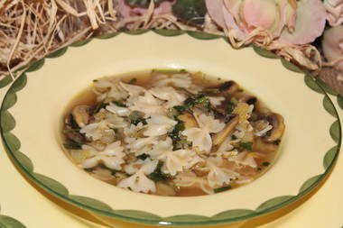 Schwäbische Schleifchensuppe mit frischen Steinchampignons