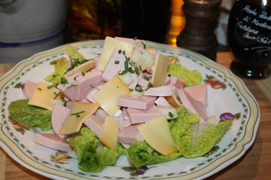 Bauern-Wurstsalat mit Bergkäse