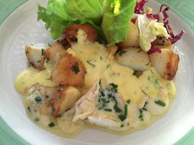 Salzkartoffeln gebraten mit geschmolzenem Camenbert und Cremeso&szlig;e