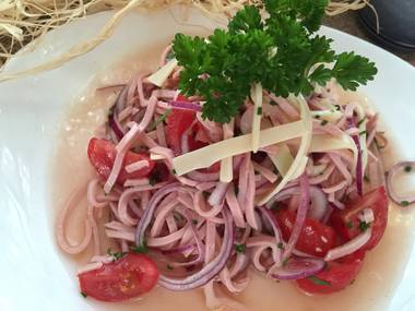 Wurstsalat mit Käse und Cocktailtomaten