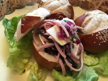 Bauernwurstsalat im Laugenweckle