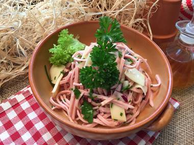 Wurstsalat mit Essig und Öl