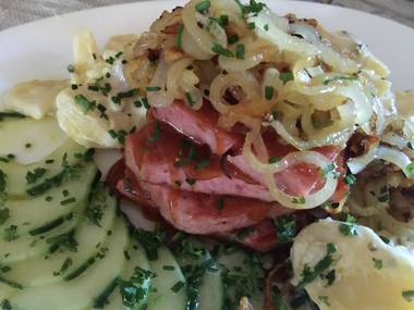 Zwiebelfleischkäse -Türmchen mit Kartoffel-Gurkensalat