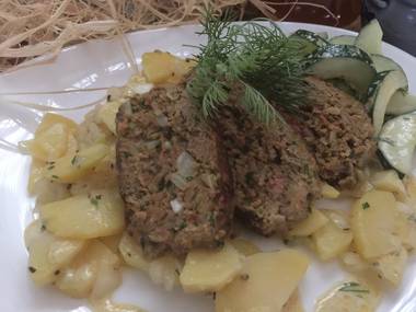 Zwiebelhackbraten auf Schwäbischem Kartoffelsalat