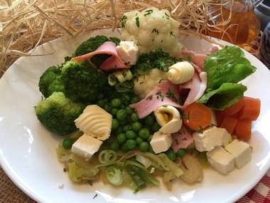 Schwarzwälder Gemüseteller mit Schafskäse, Schinken und Butterröllchen