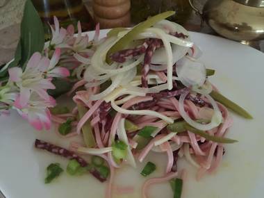 Wurstsalat mit Blutwurst, Käse und Essiggurken