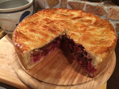 Gedeckter Zwetschgen Waldfrüchtekuchen