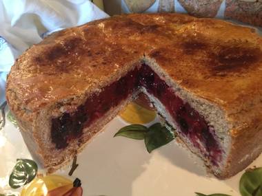 Gedeckter Zimt Waldbeerkuchen mit Mandelmürbteig