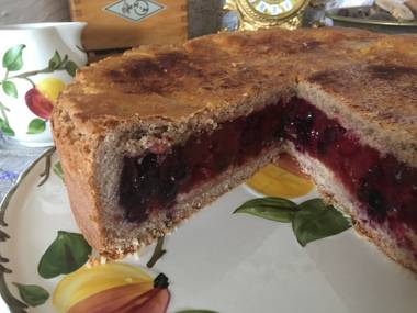 Gedeckter Heidelbeerkuchen mit leckerem Badischem Rotwein