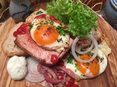 Schwarzwälder Bauernbrot mit Fleischkäse,Speck und Spiegelei