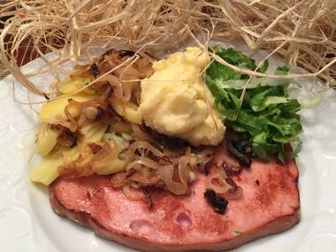 Fleischkäse mit Sahne-Kartoffelbrei Röstzwiebeln und Endiviensalat