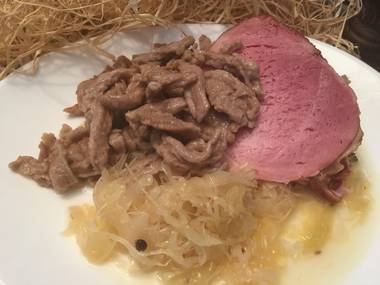 Schwarzwälder Rollschinkle mit Apfelsauerkraut