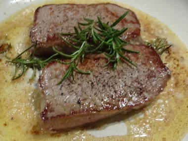 Schwarzwälder Rumpsteak mit Pfeffer-Specksoße