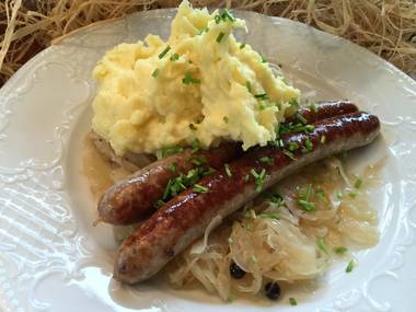 Gewürzbratwürstle mit Bananenkartoffelbrei und Weinsauerkraut