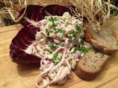 Fleischsalat mit Erbsen