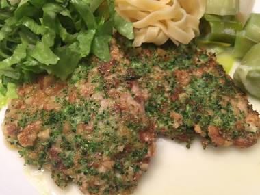 Schweineschnitzel paniert mit Broccoli und Walnüssen