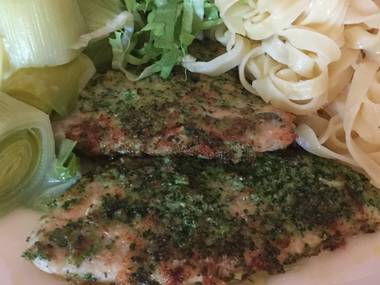 Putenschnitzel mit Broccoli-Parmesan-Blauschimmel-Kruste