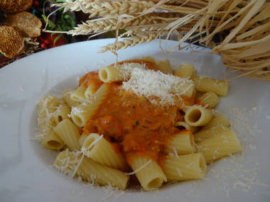 Dicke Röhrennudeln mit Sahne-Tomaten-Buttersoße