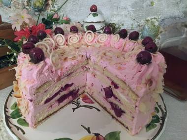 Himbeer-Kirsch-Sahnetorte