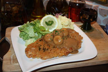 Schwarzwälder Jägerschnitzel paniert mit ganzen Champignonköpfen