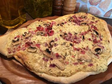 Opas rustikaler Flammkuchen mit Speck und Champignons