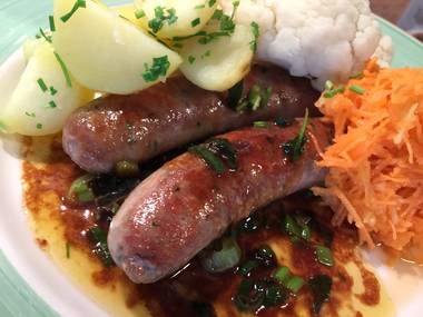 Bärlauchbratwurst mit Burgunder-Honigsoße und Salzkartoffeln