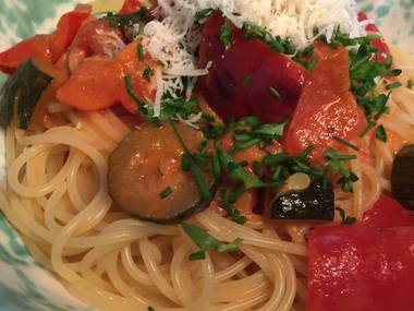 Spaghetti mit Paprika-Zucchini-Ragout