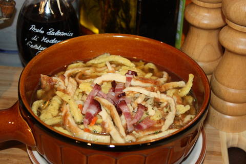 Schwarzwälder Flädlesuppe mit Speck